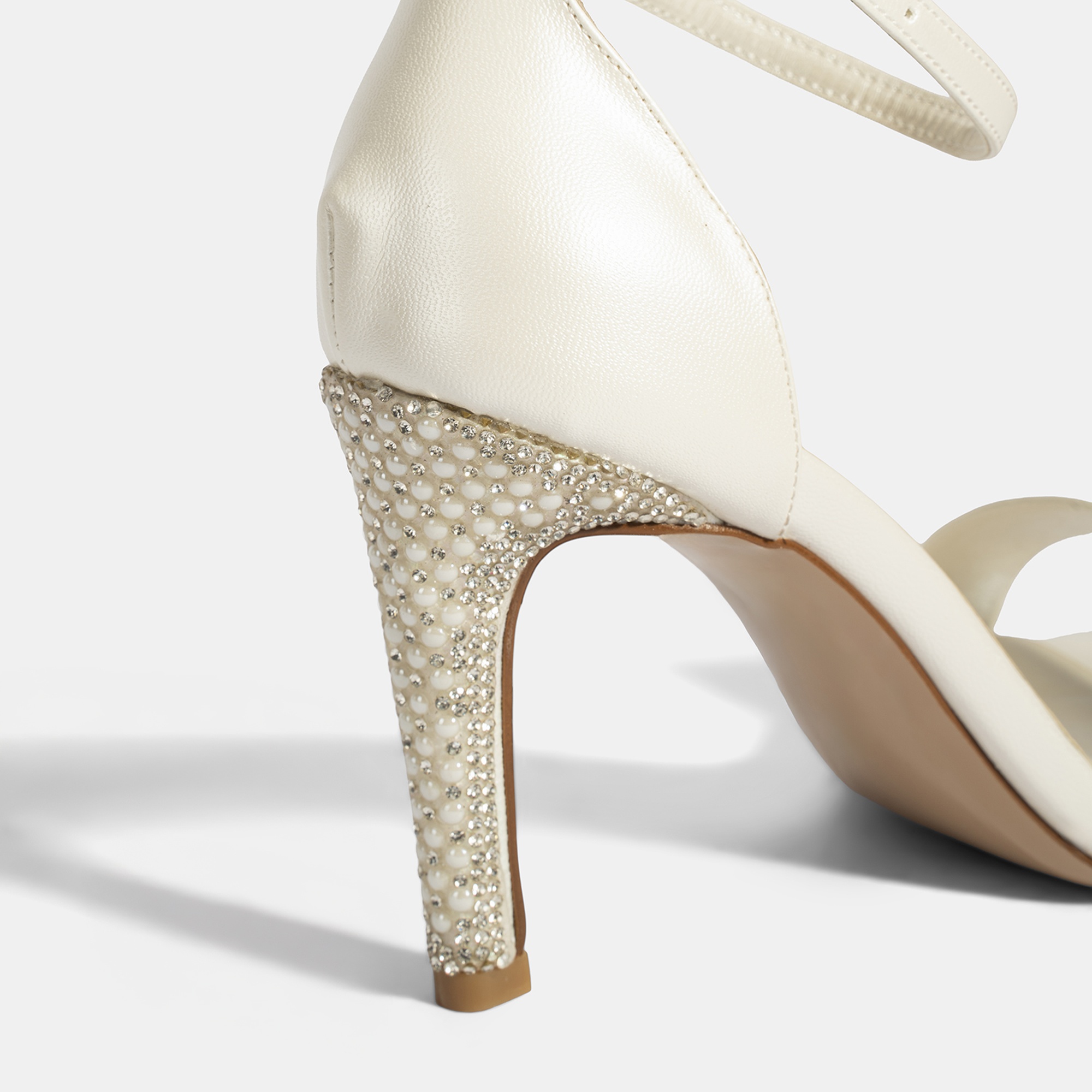 Kadın Beyaz Ayarlanabilir Tokalı Taşlı Topuklu Abiye Sandalet