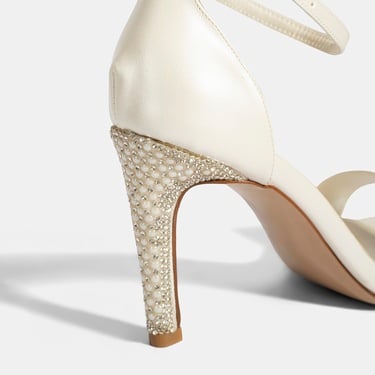  Kadın Beyaz Ayarlanabilir Tokalı Taşlı Topuklu Abiye Sandalet