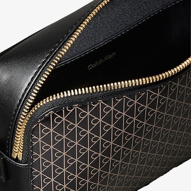  Calvin Klein Emblem Elongated Camera Kadın Siyah El Çantası