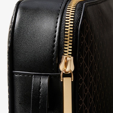  Calvin Klein Emblem Elongated Camera Kadın Siyah El Çantası