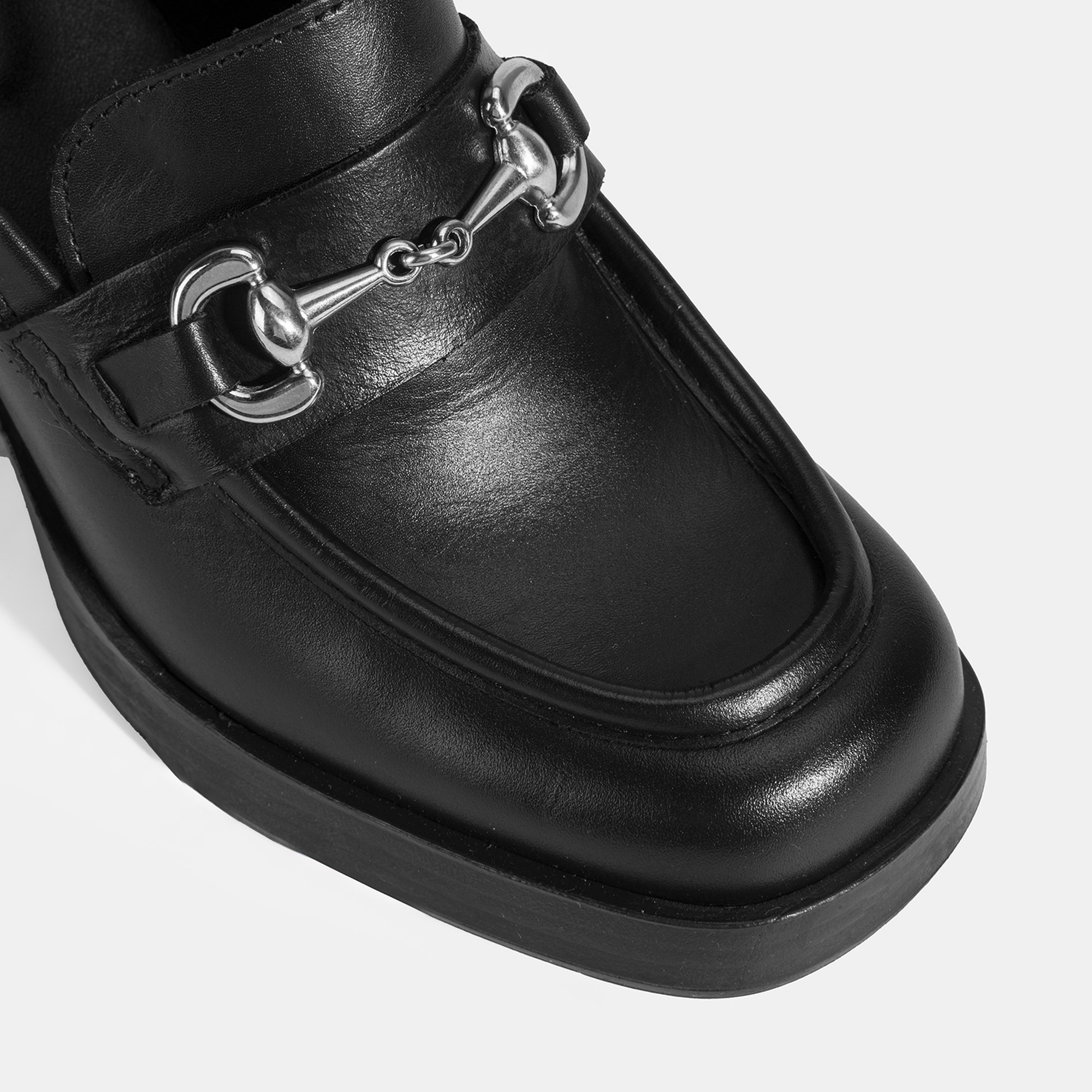 Kadın Siyah Metal Toka Detaylı Kalın Topuklu Loafer
