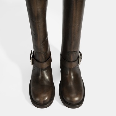  Kadın Kahve Metal Toka Detaylı Deri Çizme