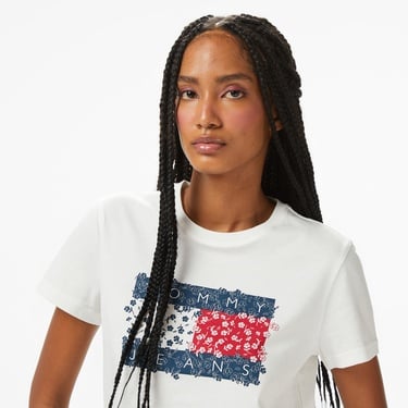 Tommy Jeans Regular Floral Flag Kadın Beyaz T-Shirt