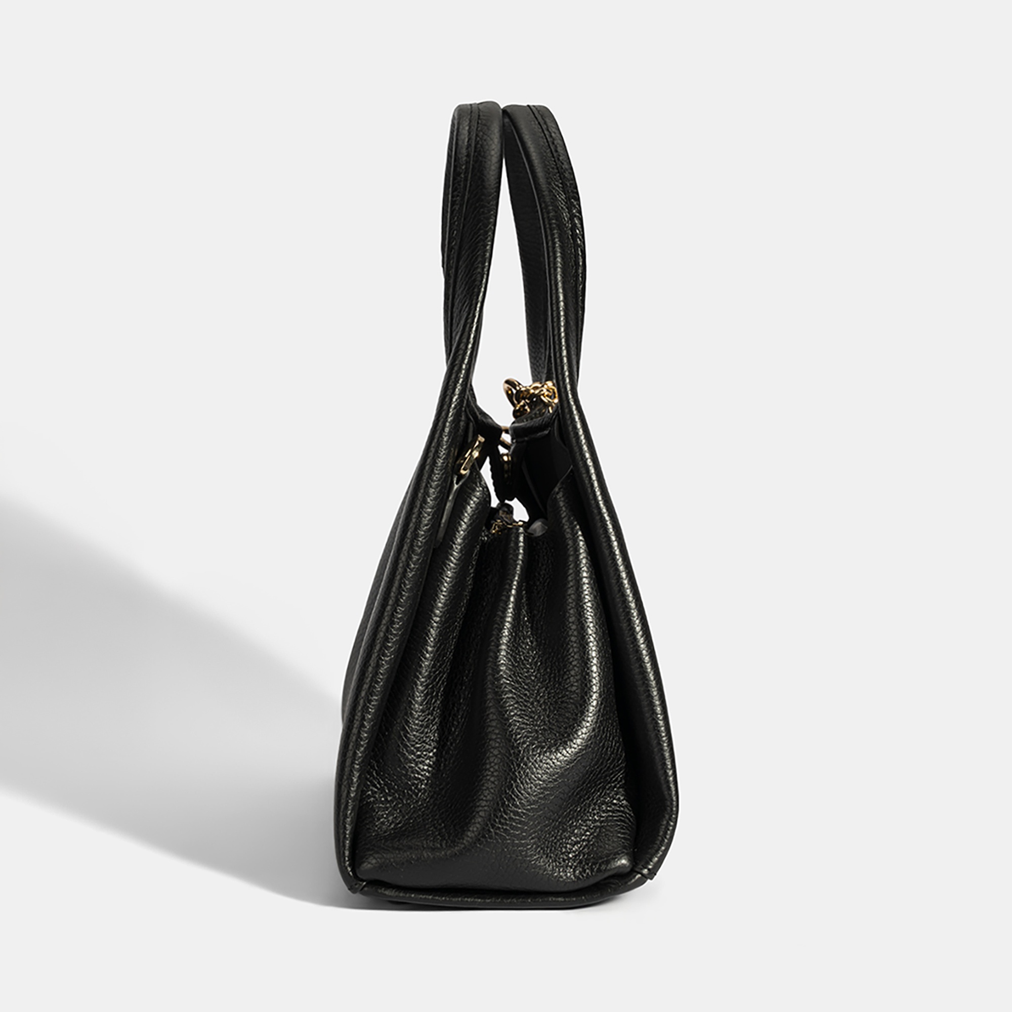 Kadın Siyah Charm Aksesuarlı Deri El Çantası