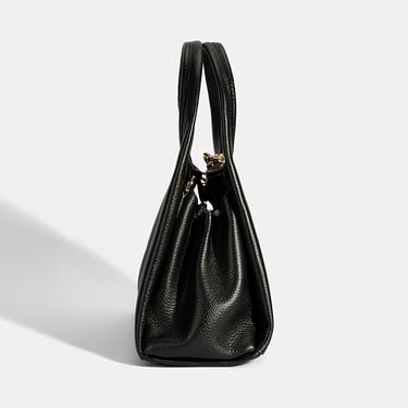  Kadın Siyah Charm Aksesuarlı Deri El Çantası