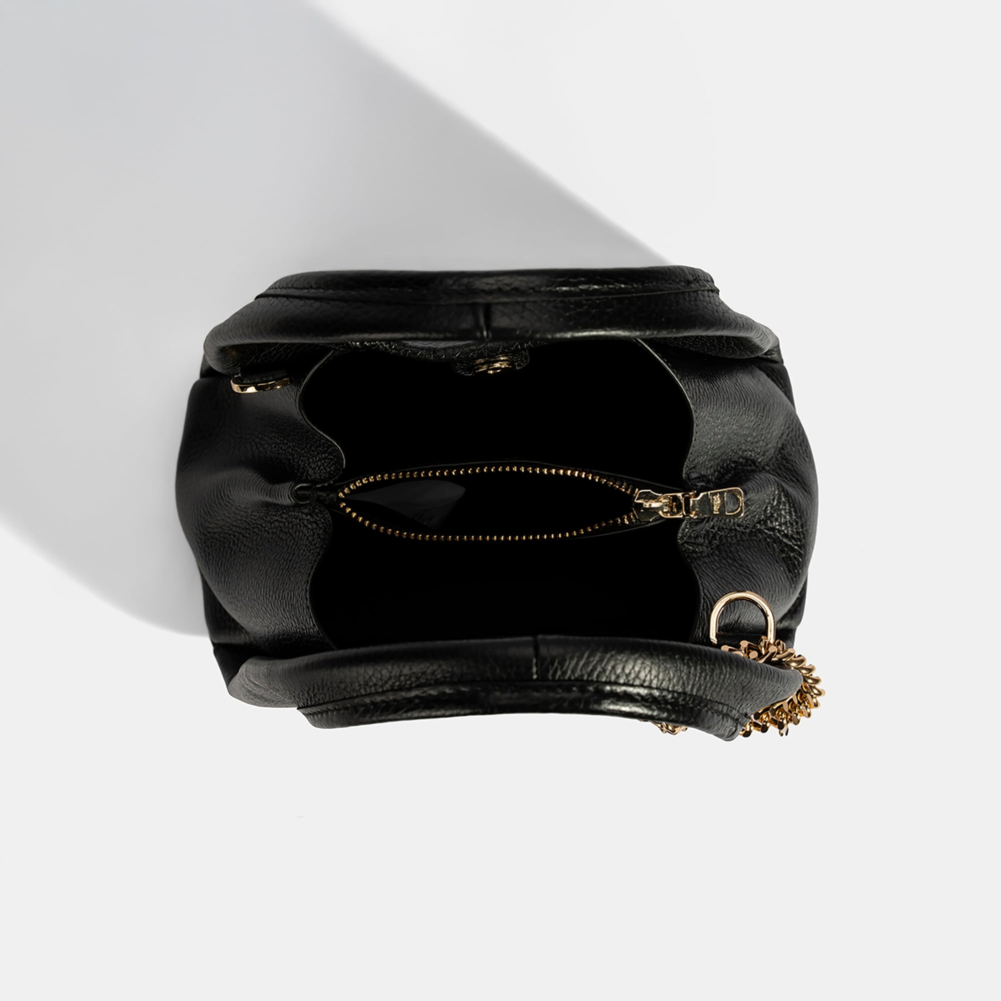 Kadın Siyah Charm Aksesuarlı Deri El Çantası