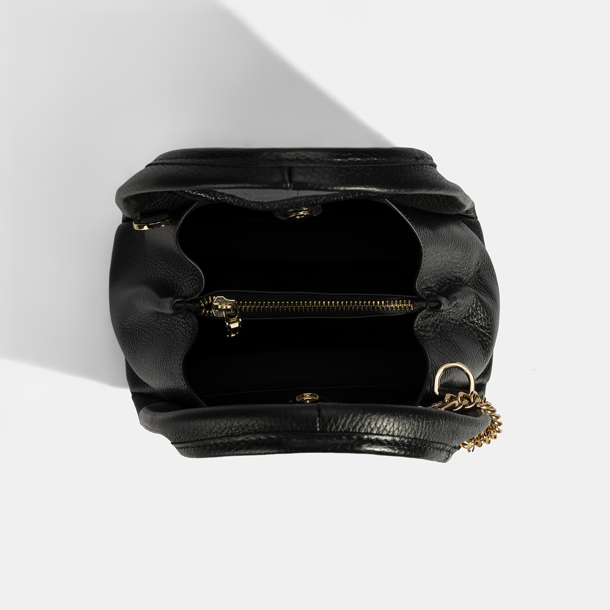 Kadın Siyah Charm Aksesuarlı Deri El Çantası