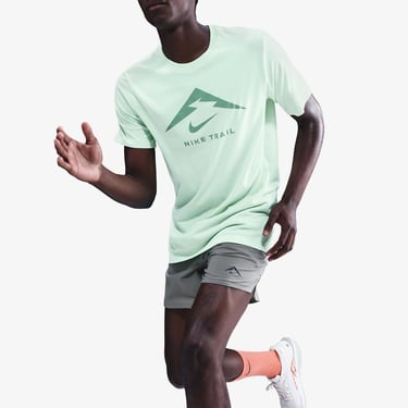  Nike Dri-Fit Trail Logo Erkek Yeşil T-Shirt