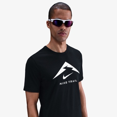  Nike Dri-Fit Trail Logo Erkek Siyah T-Shirt