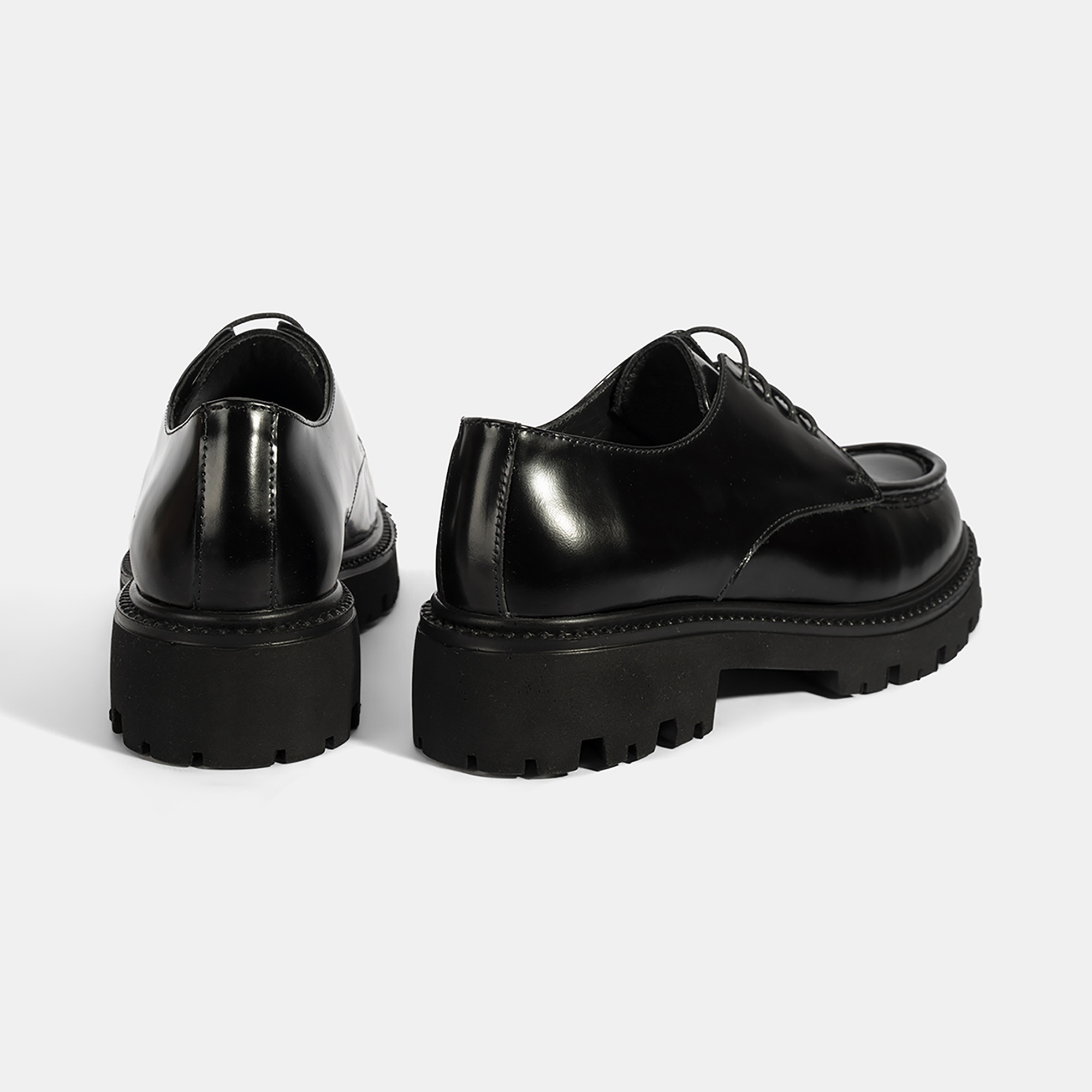 Kadın Siyah Bağcıklı Kalın Tabanlı Deri Günlük Ayakkabı