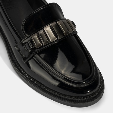  Kadın Siyah Metal Aksesuarlı Loafer