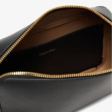  Calvin Klein Foil Logo Elongated Camera Kadın Siyah El Çantası