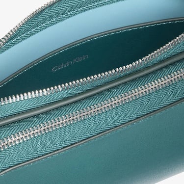  Calvin Klein Foil Logo Elongated Camera Kadın Yeşil El Çantası