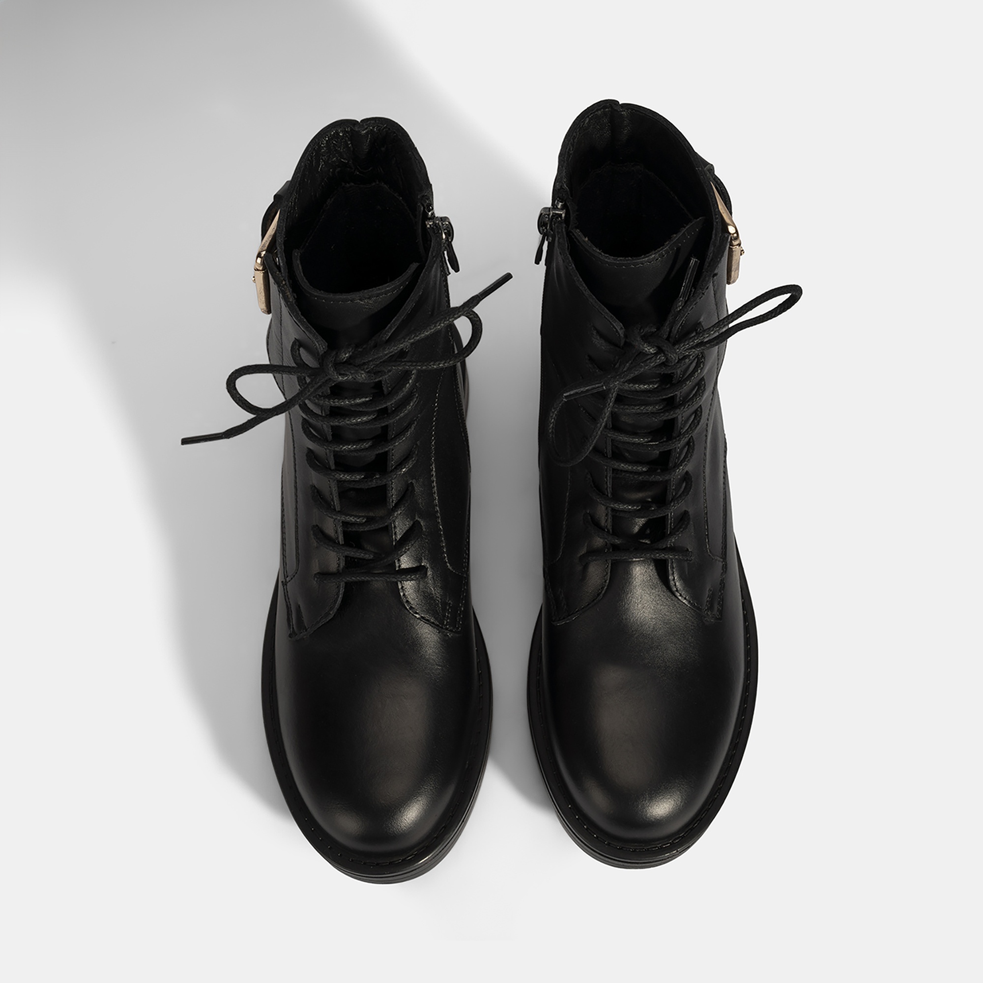 Kadın Siyah Bağcıklı Deri Postal Bot