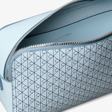  Calvin Klein Emblem Elongated Camera Kadın Mavi El Çantası