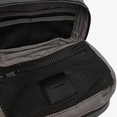  Calvin Klein Utility Dopp Kit Hanger Erkek Siyah El Çantası