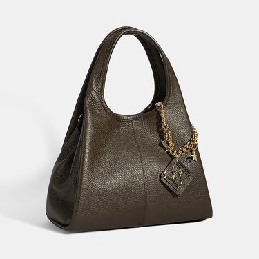  Kadın Kahve Charm Aksesuarlı Deri El Çantası