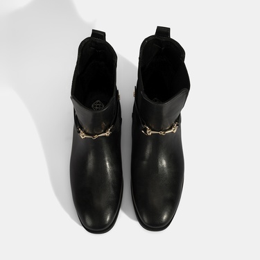  Kadın Siyah Metal Toka Aksesuarlı Bot