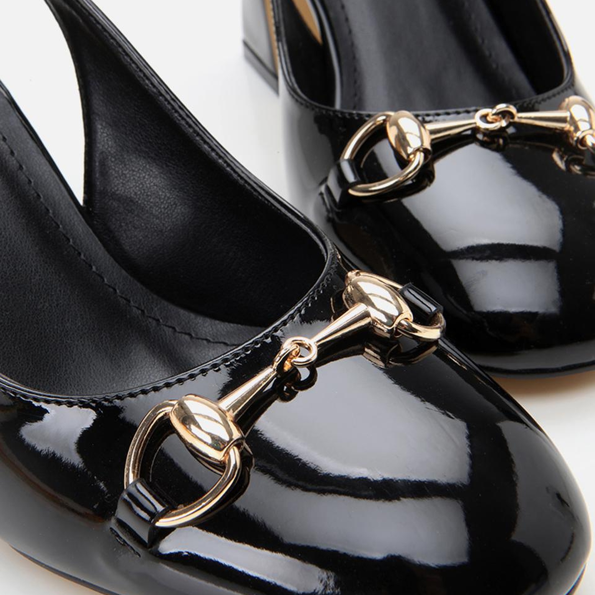 Kadın Rugan Siyah Arkası Açık Kalın Topuklu Ayakkabı