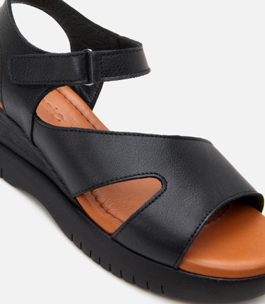  Kadın Deri Siyah Dolgu Topuklu Sandalet
