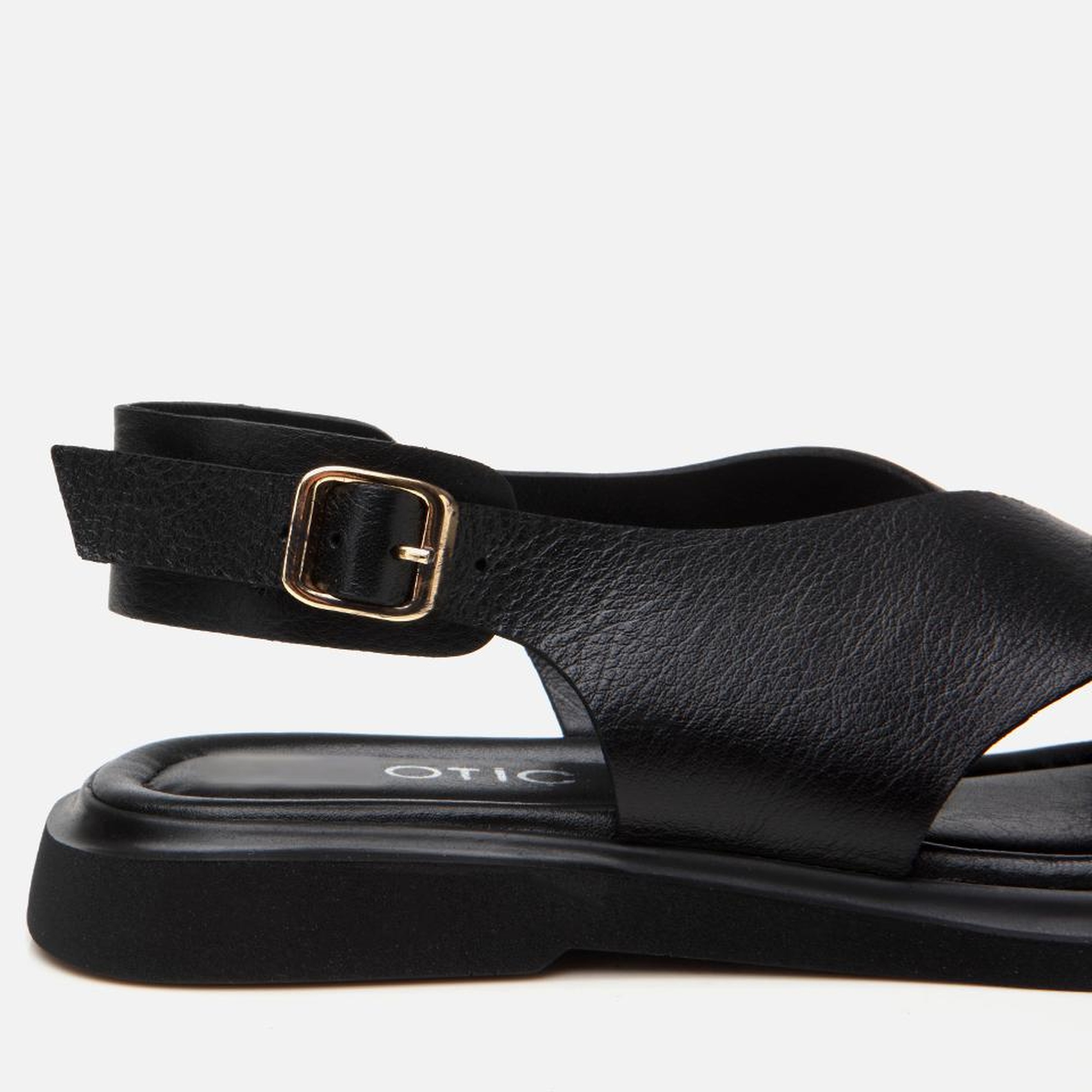 Kadın Deri Siyah Kemerli Düz Sandalet