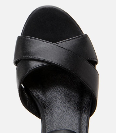  Kadın Deri Siyah Kemerli Kalın Topuklu Sandalet