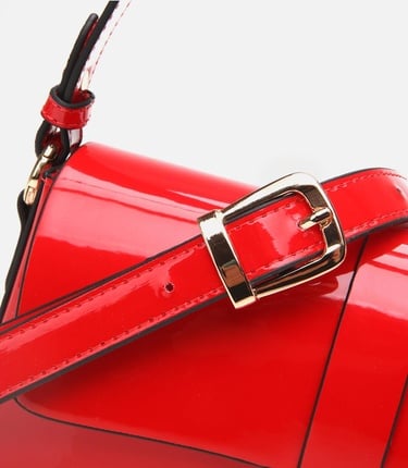  Kadın Kırmızı Kilit Detaylı Çapraz Askılı Çanta