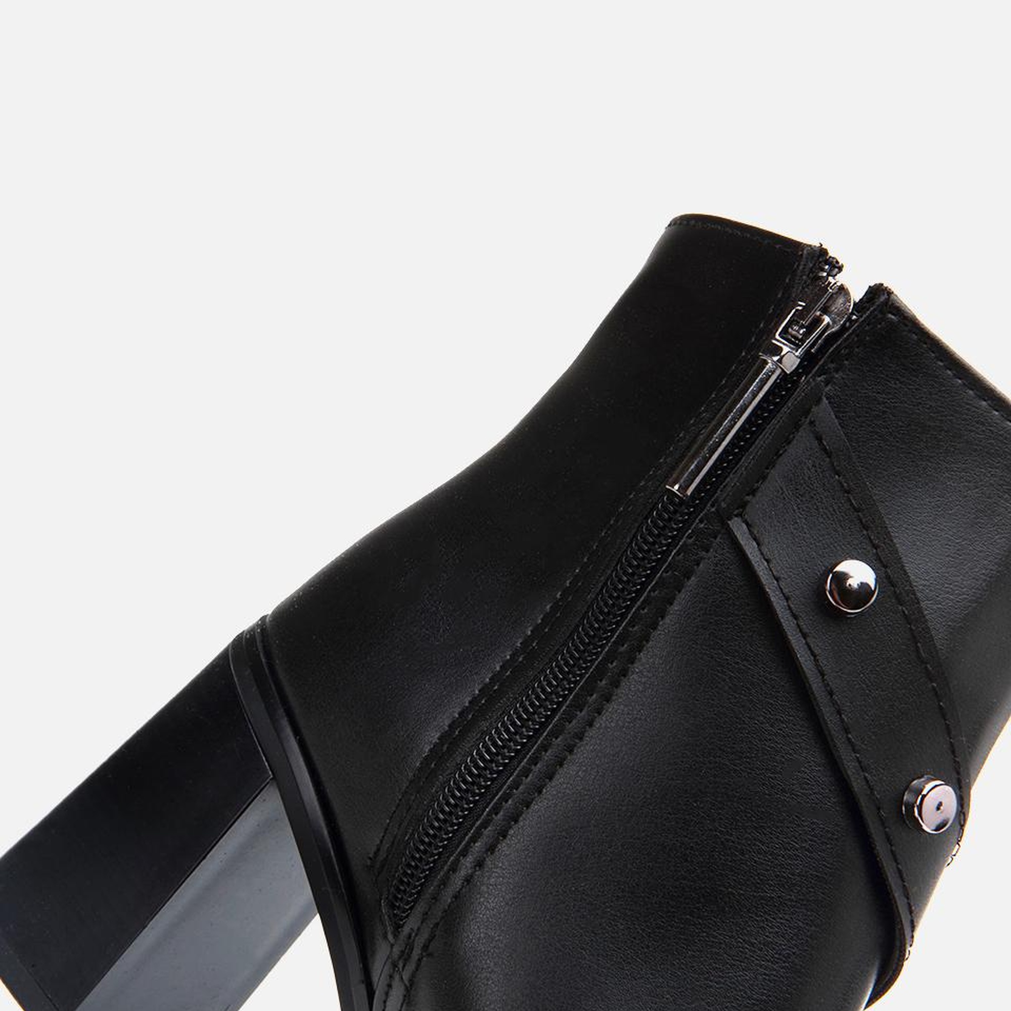 Kadın Siyah Tokalı Topuklu Bot