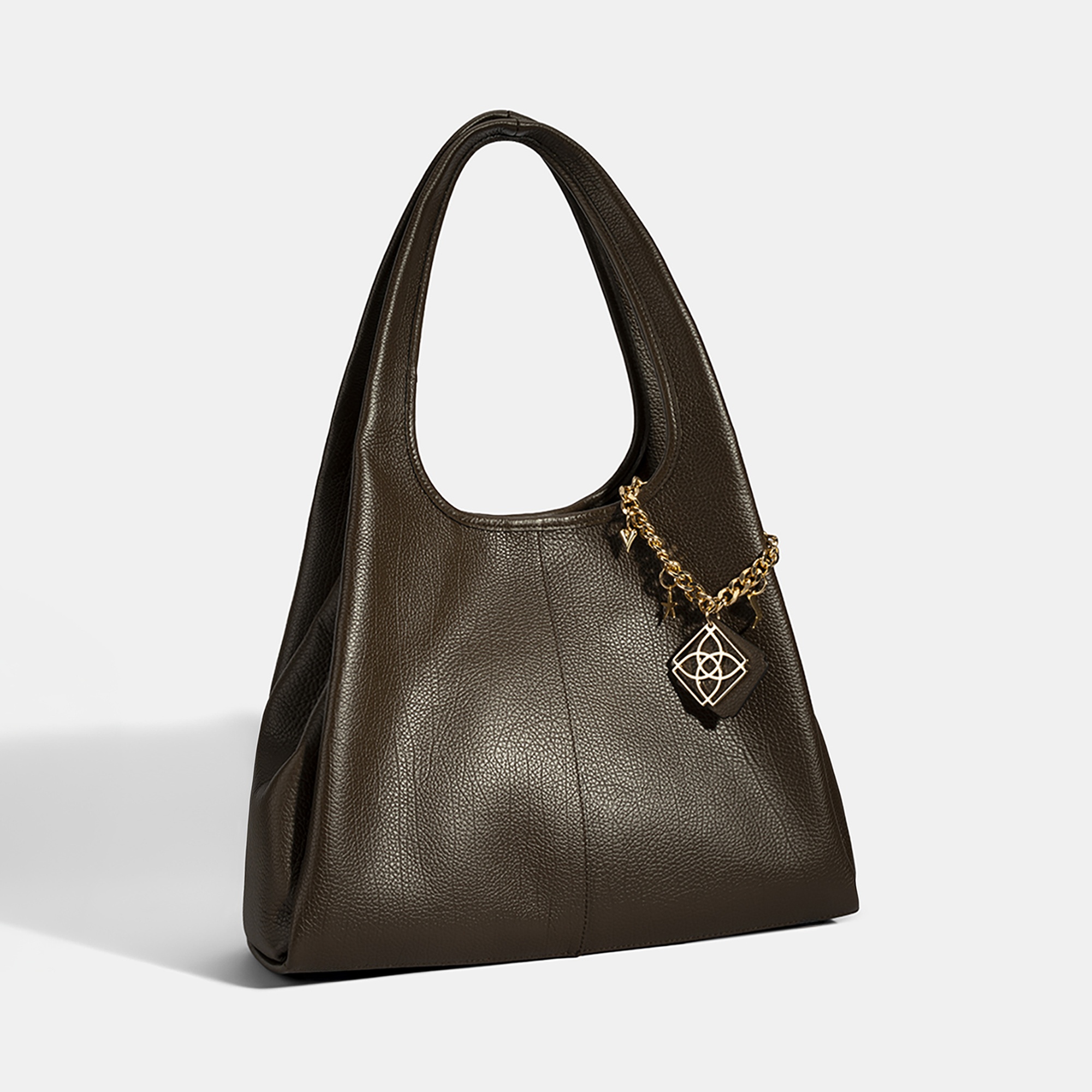 Kadın Kahve Charm Aksesuarlı Deri Omuz Çantası