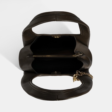  Kadın Kahve Charm Aksesuarlı Deri Omuz Çantası