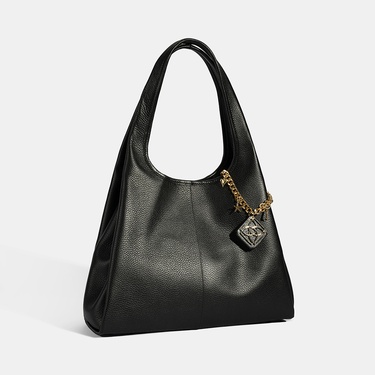 Kadın Siyah Charm Aksesuarlı Deri Omuz Çantası