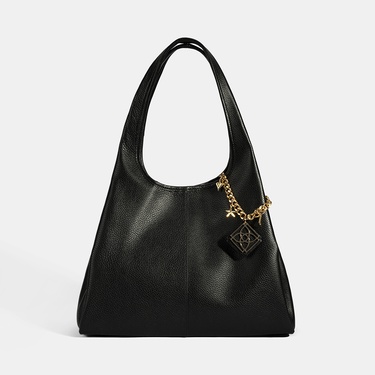  Kadın Siyah Charm Aksesuarlı Deri Omuz Çantası