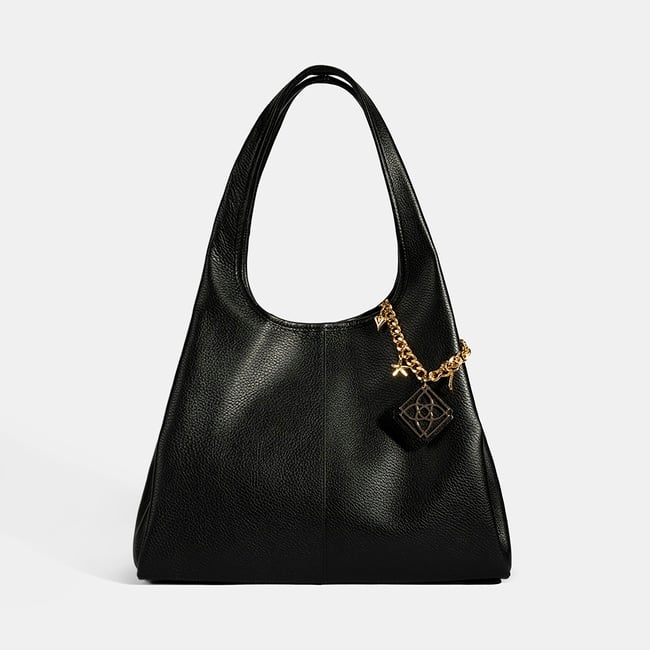  Kadın Siyah Charm Aksesuarlı Deri Omuz Çantası