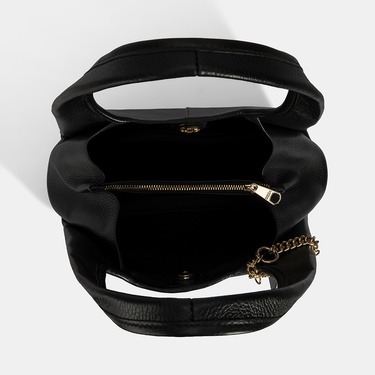  Kadın Siyah Charm Aksesuarlı Deri Omuz Çantası