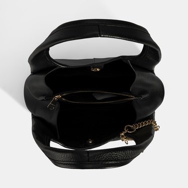  Kadın Siyah Charm Aksesuarlı Deri Omuz Çantası