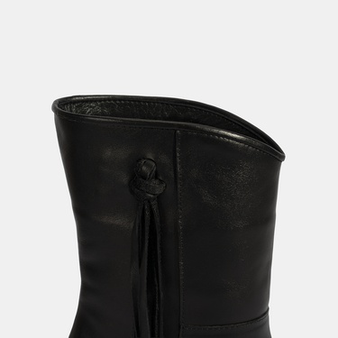  Kadın Siyah Püskül Detaylı Topuklu Deri Bot