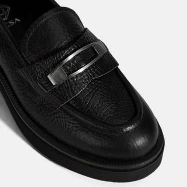  Kadın Siyah Toka Aksesuarlı Kalın Tabanlı Deri Loafer