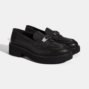  Kadın Siyah Toka Aksesuarlı Kalın Tabanlı Deri Loafer