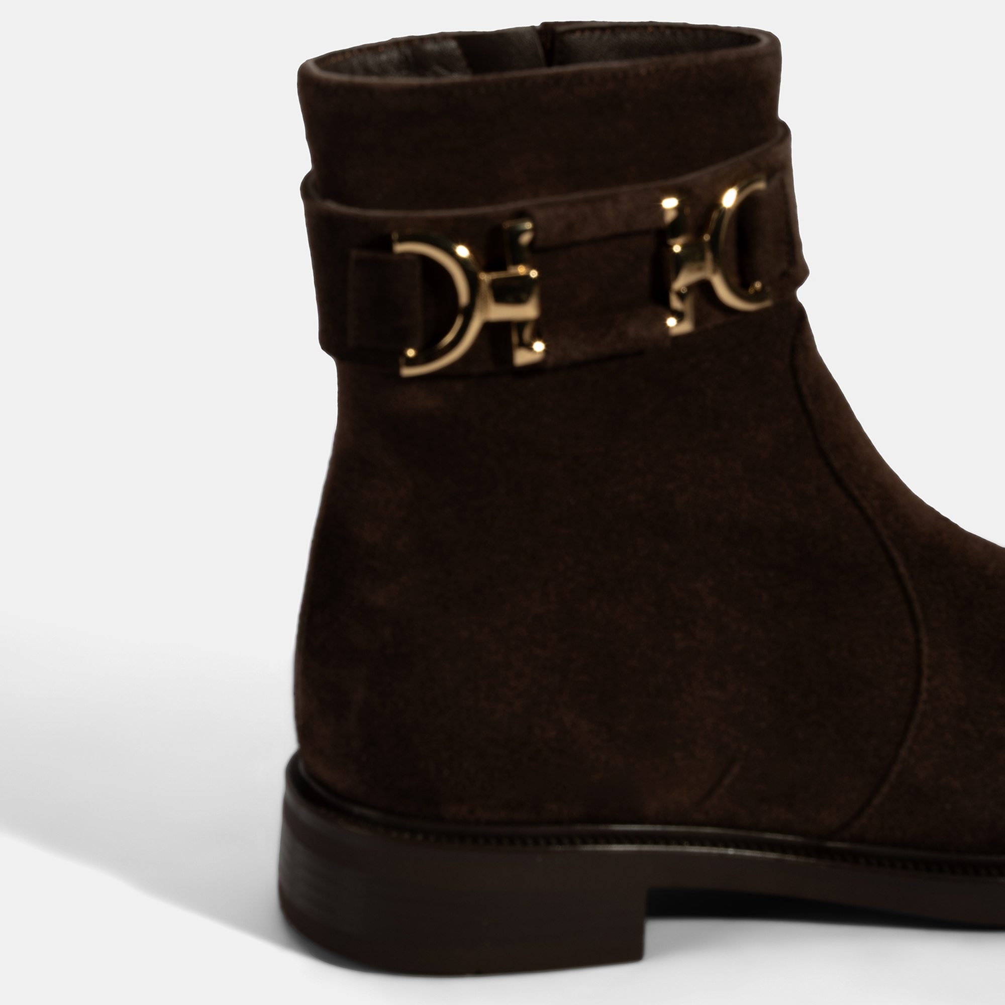 Kadın Kahve Metal Aksesuarlı Süet Bot