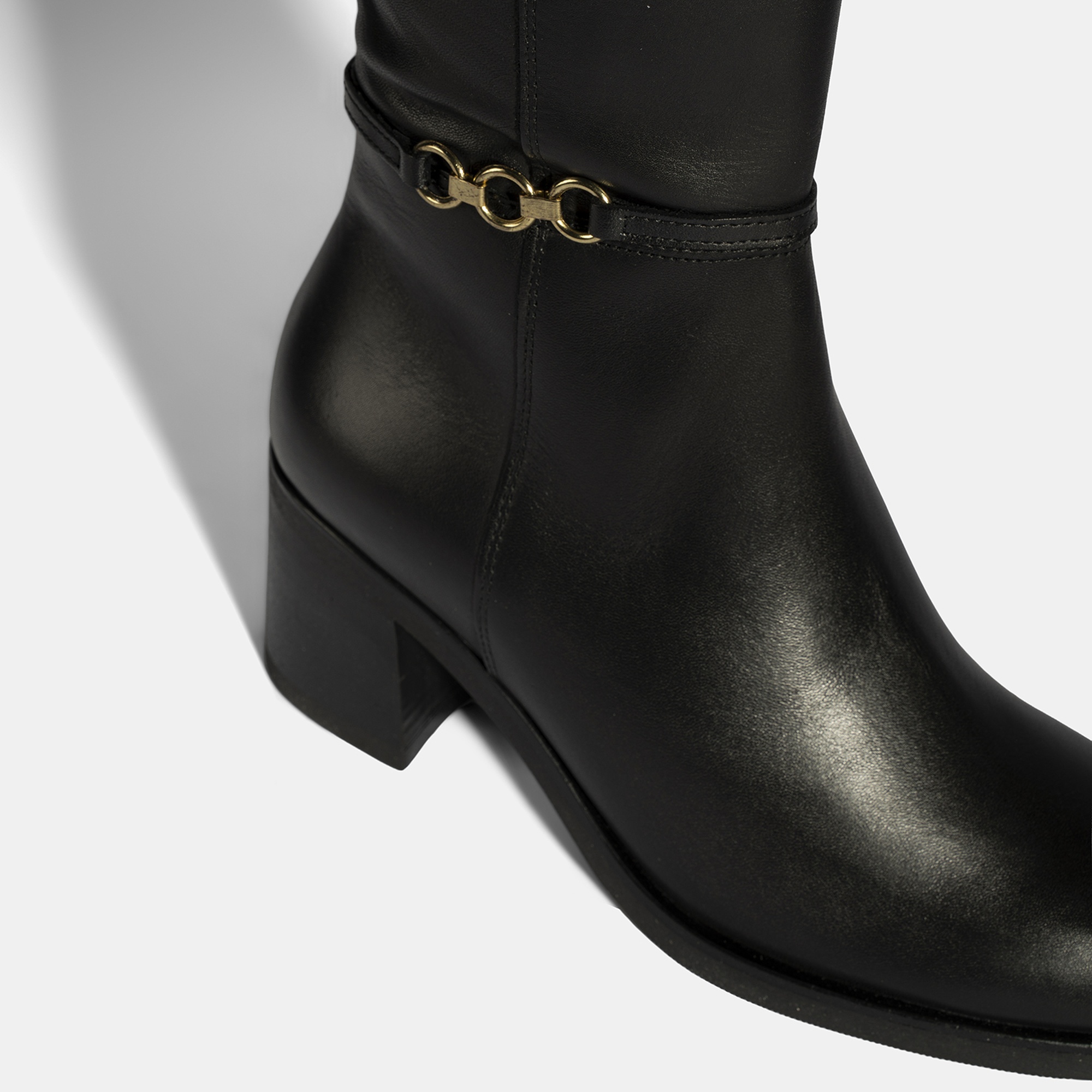 Kadın Siyah Metal Aksesuarlı Deri Çizme