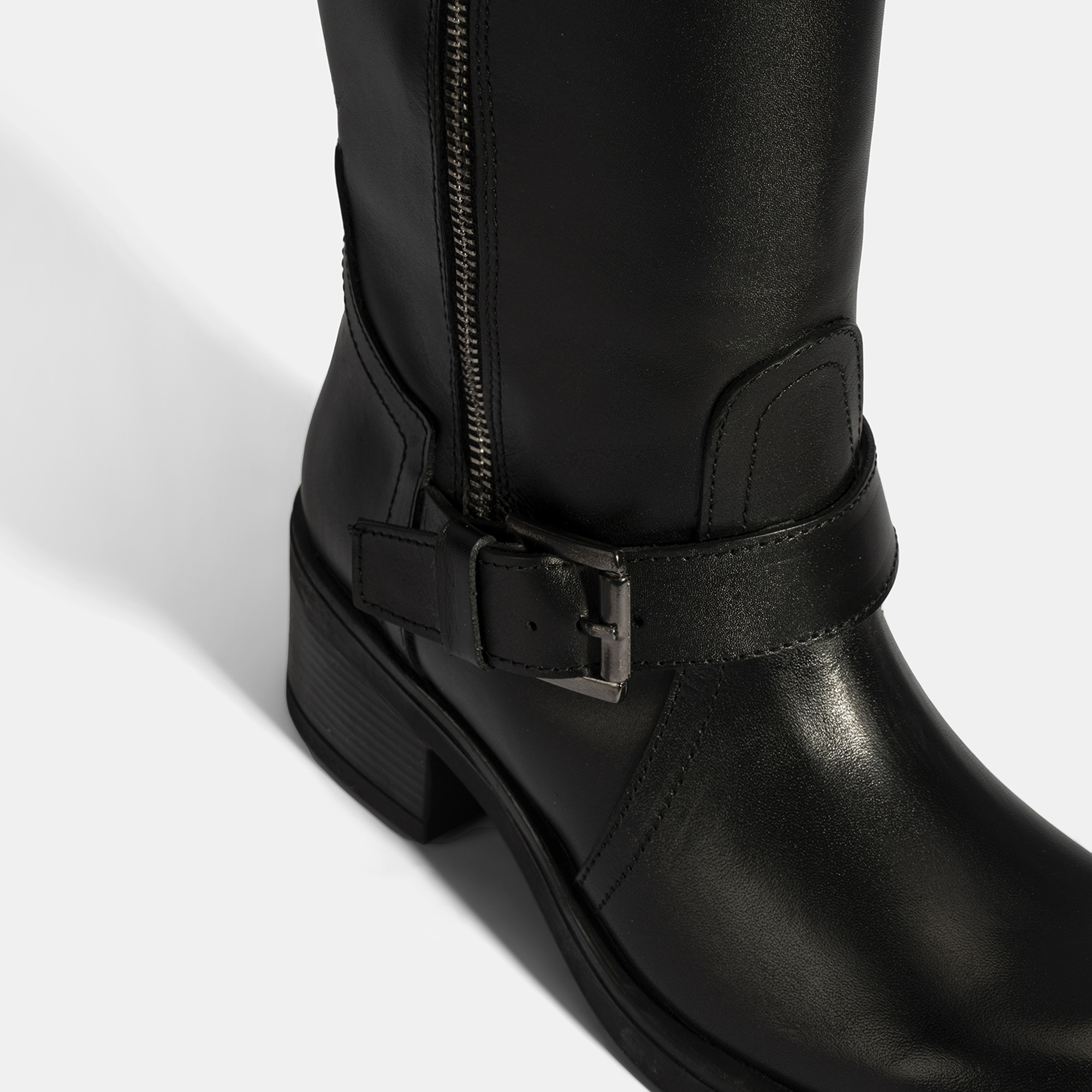 Kadın Siyah Metal Toka Detaylı Deri Çizme