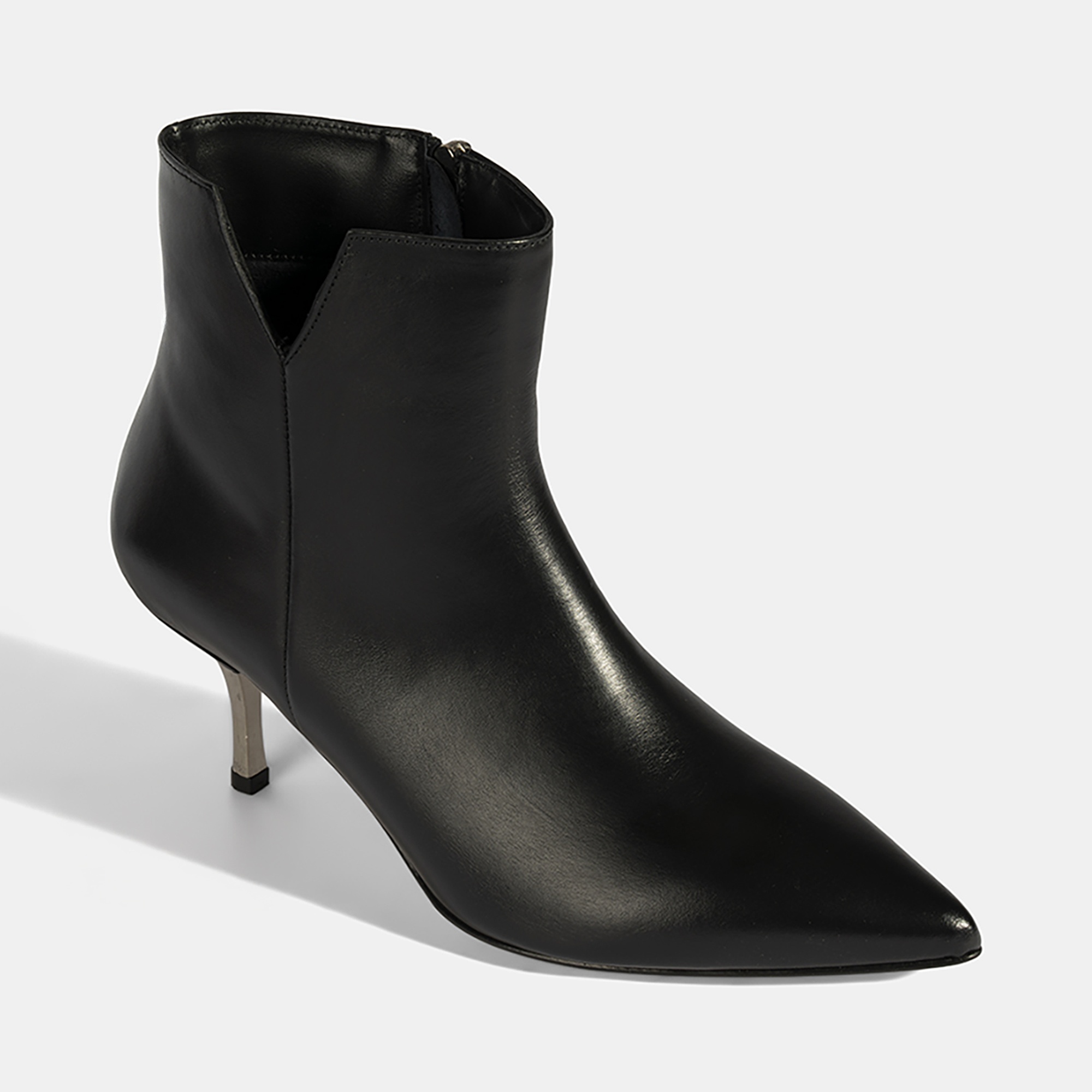 Kadın Siyah İnce Topuklu Sivri Burunlu Deri Bot