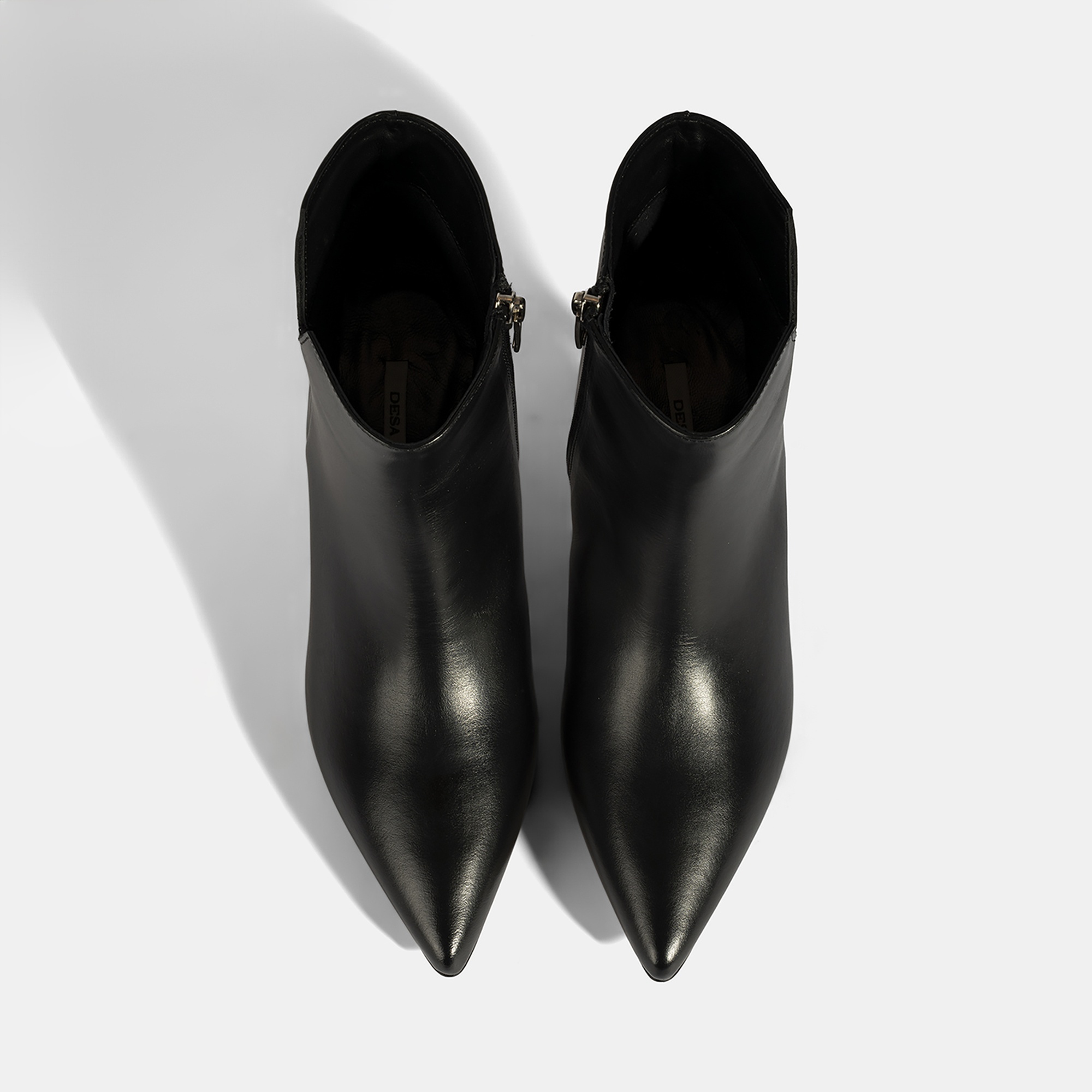 Kadın Siyah İnce Topuklu Sivri Burunlu Deri Bot