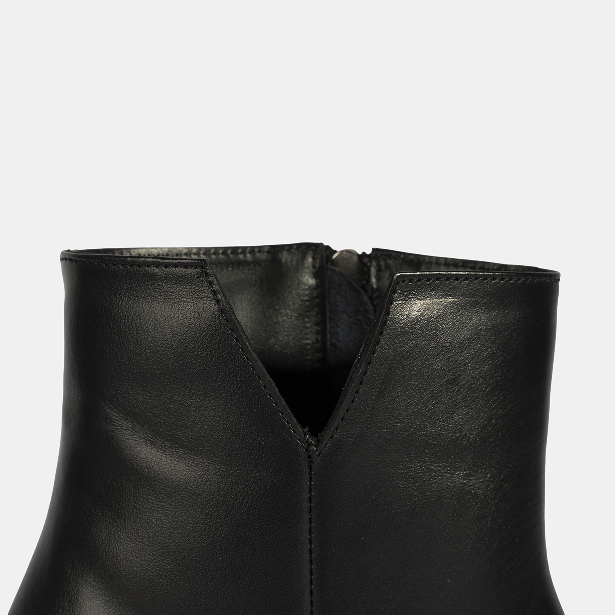 Kadın Siyah İnce Topuklu Sivri Burunlu Deri Bot