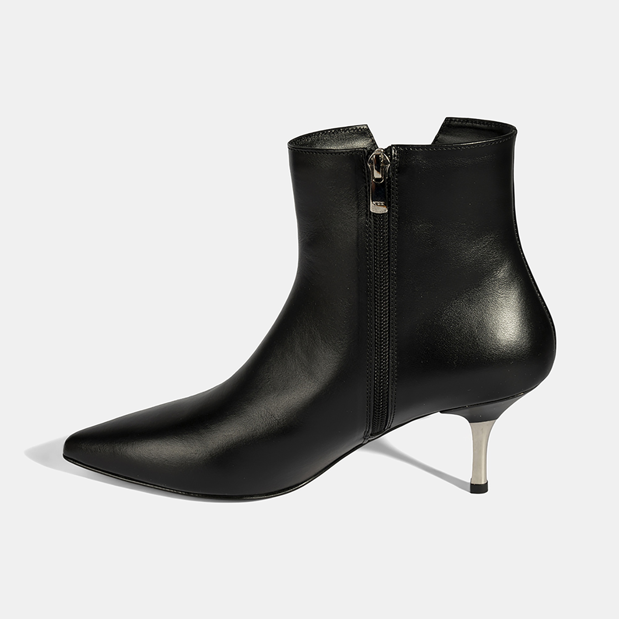Kadın Siyah İnce Topuklu Sivri Burunlu Deri Bot