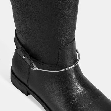  Kadın Siyah Metal Detaylı Deri Çizme