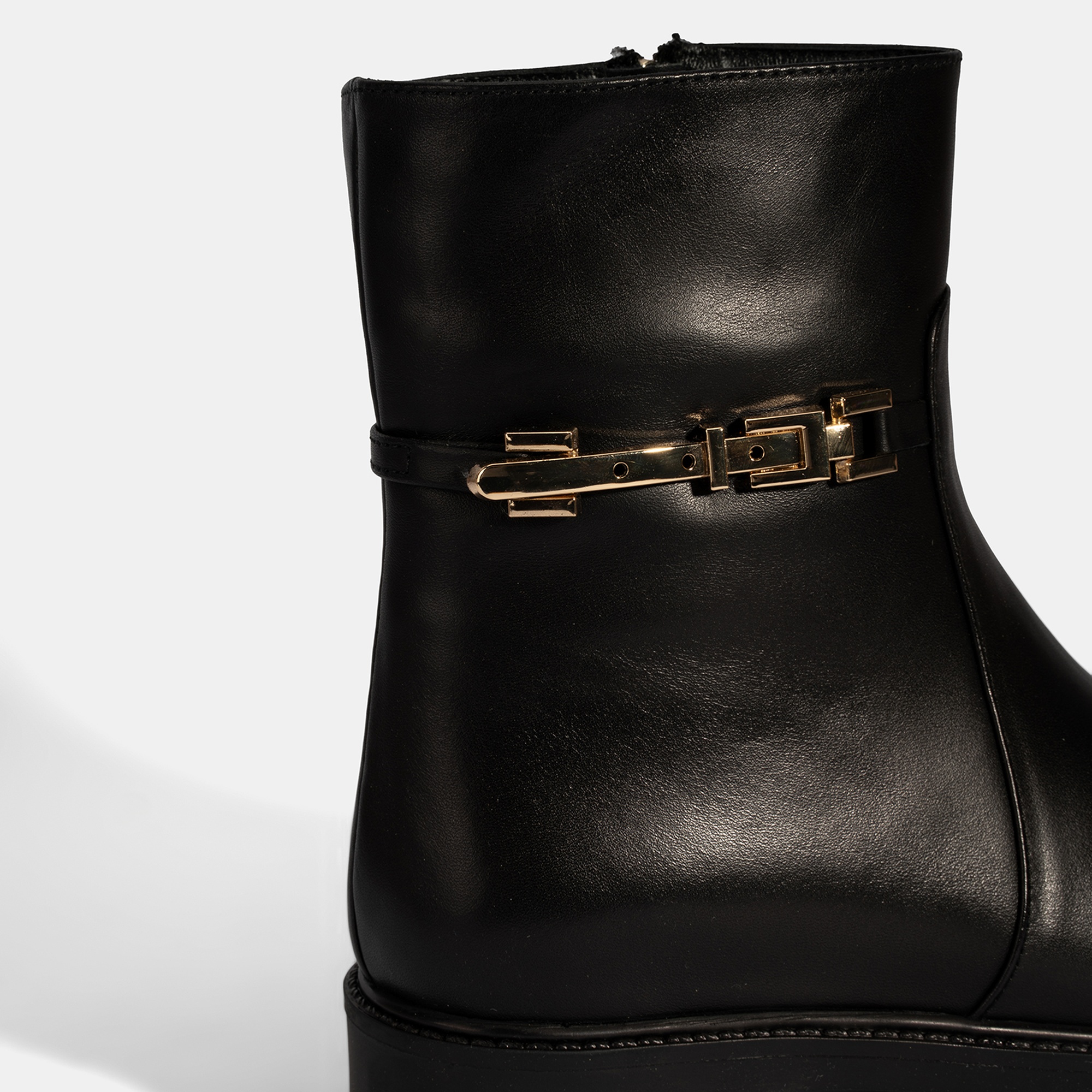 Kadın Siyah Metal Aksesuarlı Deri Bot