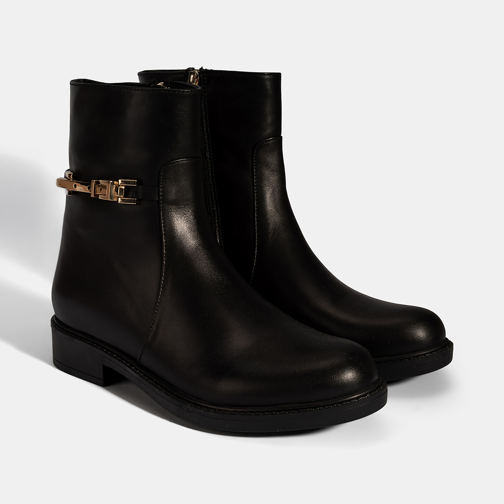 Kadın Siyah Metal Aksesuarlı Deri Bot