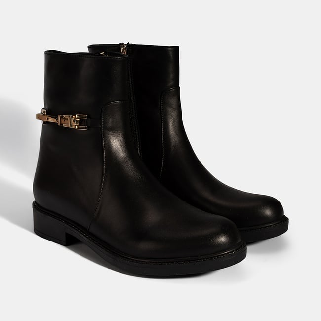  Kadın Siyah Metal Aksesuarlı Deri Bot