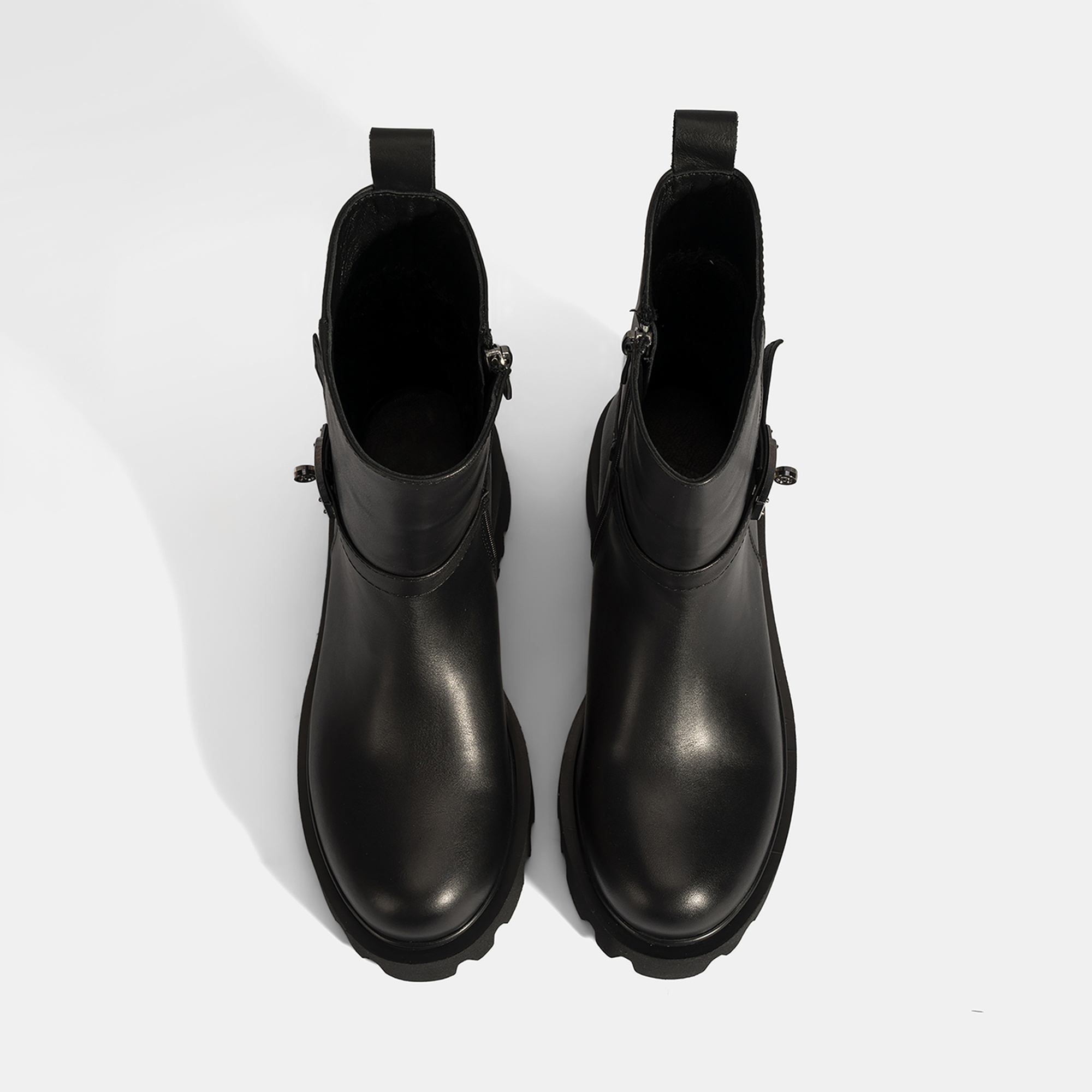 Kadın Siyah Metal Tokalı Kalın Tabanlı Deri Bot